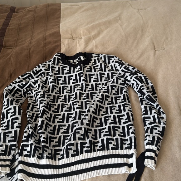 Black and white sweater - Picture 4 of 4